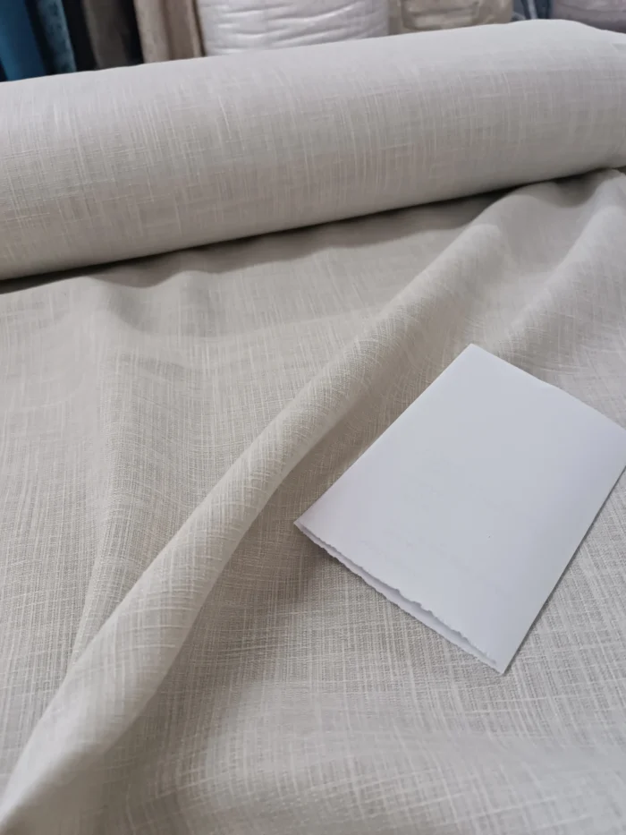 "Beyaz nevresim takımları ile kombinlenmiş, ağır dökümü sayesinde pencerelerde zengin bir duruş sergileyen dökümlü krem fon perde uygulaması."