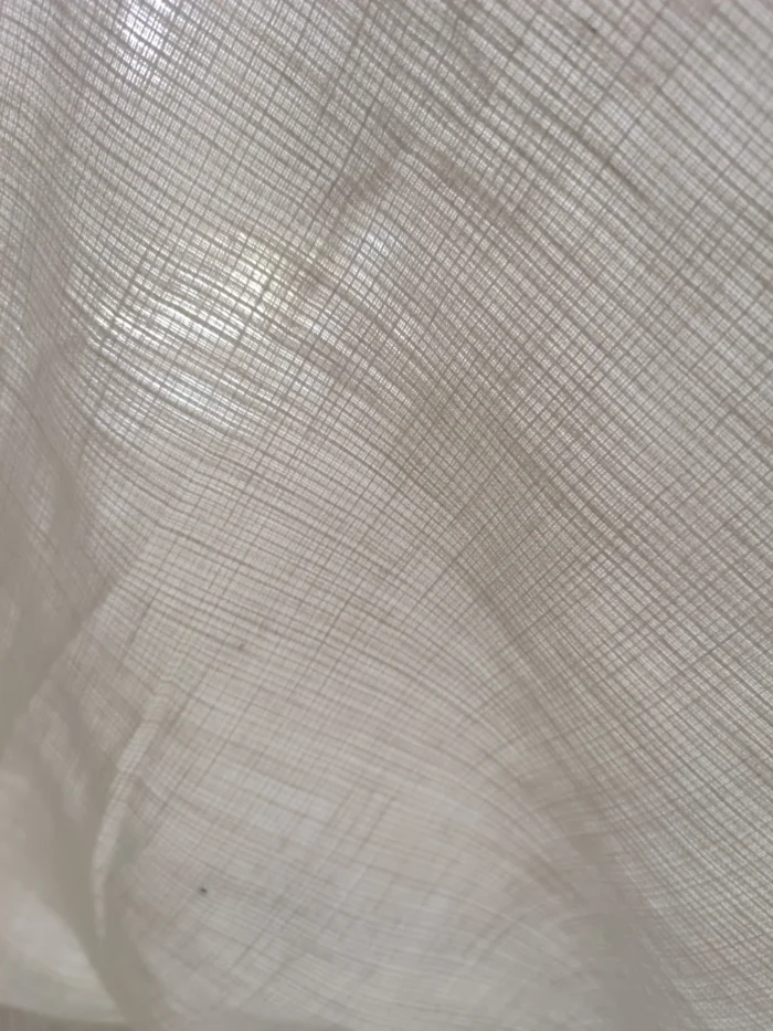 "Kırışmaya dayanıklı yapısı ve nefes alan kaliteli keten dokusuyla yatak odaları için ideal, ütü gerektirmeyen premium krem fon perde detayı."