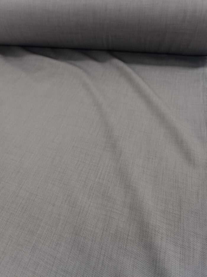 "Beyaz nevresim takımları ile kombinlenmiş, akışkan dökümü sayesinde pencerelerde zarif bir duruş sergileyen ince dokulu fon perde uygulaması."