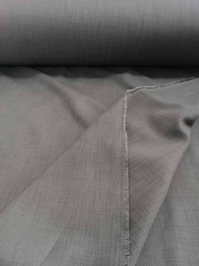 "Kırışmaya dayanıklı yapısı ve hafif lifli dokusuyla yatak odaları için ideal, ütü gerektirmeyen premium sütlükahve fon perde detayı."