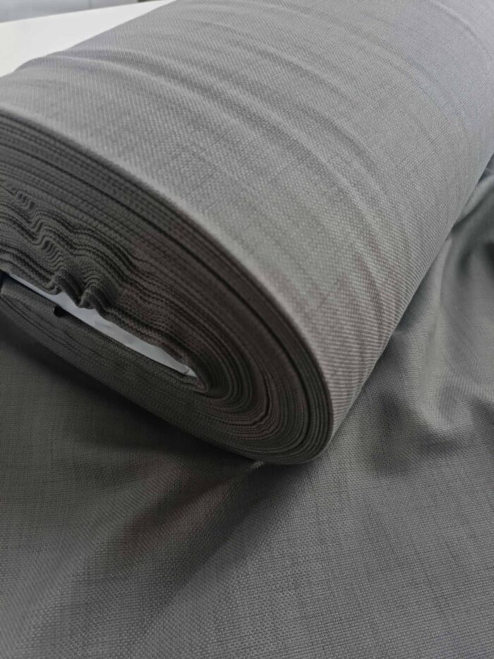 "Ahşap mobilyalar ve ekru keten tüllerle dekore edilmiş modern bir yatak odasında, pencerelere sıcaklık katan sütlükahve fon perde."