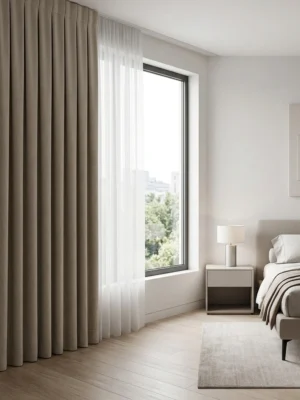 "Patara sütlükahve keten fon perdenin ham lifli dokusu ve sıcak tonunun yatak odasında yarattığı rüstik ve huzurlu atmosfer."