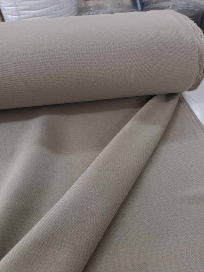 "Beyaz nevresim takımları ile kombinlenmiş, ağır dökümü sayesinde pencerelerde zengin bir duruş sergileyen dökümlü keten fon perde uygulaması."