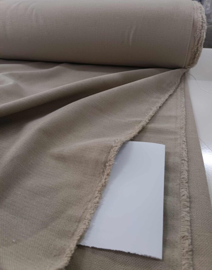 "Modern minimalist dekorasyon anlayışına uygun, gün ışığını yumuşakça filtreleyerek odayı ferah gösteren kaliteli bej kahve perde görseli."