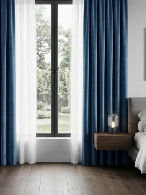 "Kırışmaya dayanıklı yapısı ve ışık geçirmeyen (blackout etkisi) dokusuyla yatak odaları için ideal, ütü gerektirmeyen premium lacivert perde."