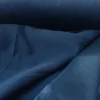 "Pia lacivert kadife dokulu fon perdenin yarattığı lüks, derin ve huzurlu yatak odası atmosferi."