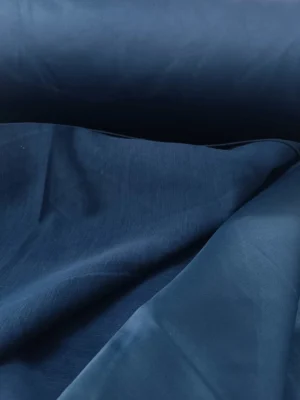 "Pia lacivert kadife dokulu fon perdenin yarattığı lüks, derin ve huzurlu yatak odası atmosferi."