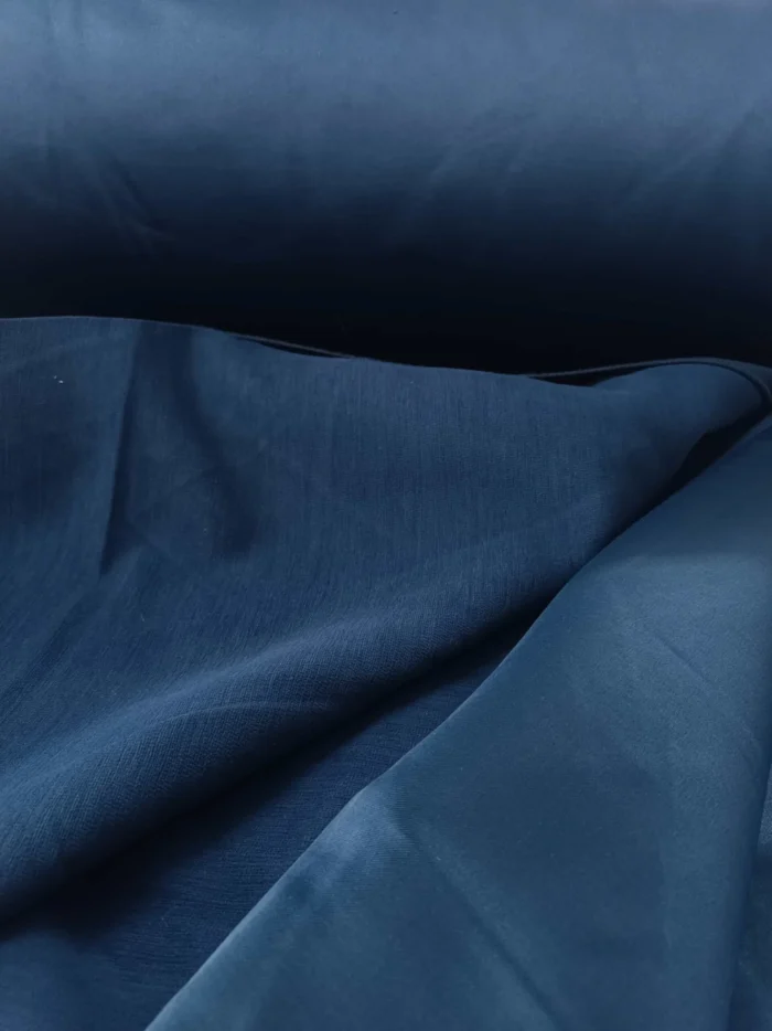 "Pia lacivert kadife dokulu fon perdenin yarattığı lüks, derin ve huzurlu yatak odası atmosferi."