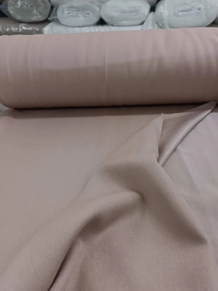 "Beyaz nevresim takımları ile kombinlenmiş, yumuşak dökümü sayesinde pencerelerde masalsı bir şıklık sergileyen dökümlü pudra perde uygulaması."