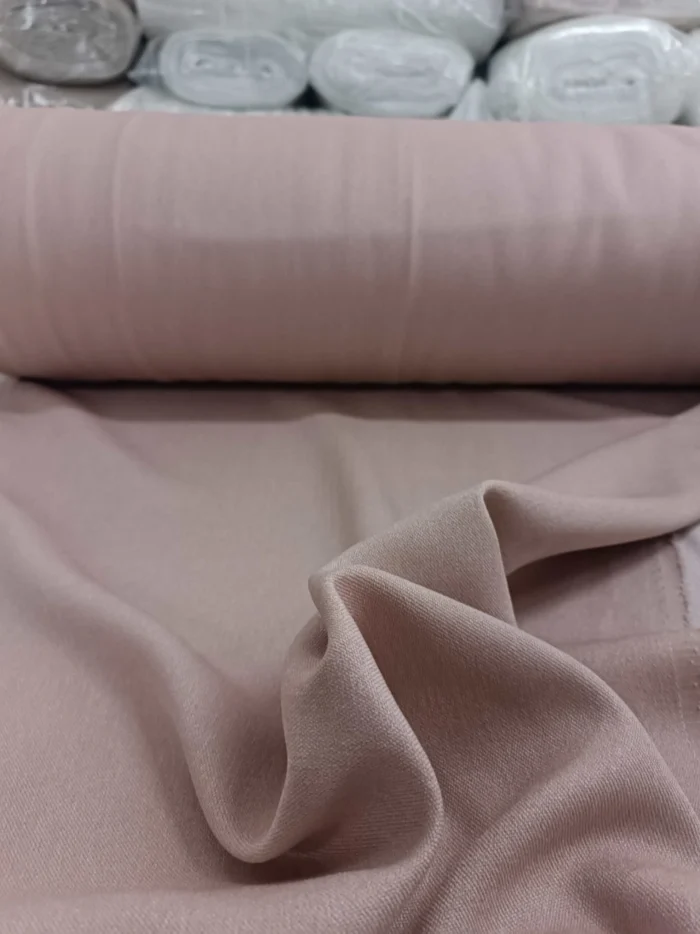 "Kırışmaya dayanıklı yapısı ve hafif lifli dokusuyla yatak odaları için ideal, ütü gerektirmeyen premium pudra fon perde detayı."