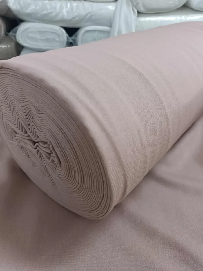 "Modern romantik dekorasyon anlayışına uygun, gün ışığını yumuşakça süzerek odayı geniş gösteren kaliteli pembe perde görseli."