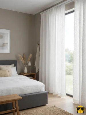 "Traverten kabartma desenli krem fon perdenin üç boyutlu dokusu ve sıcak tonunun yatak odasında yarattığı lüks, mimari ve huzurlu atmosfer."