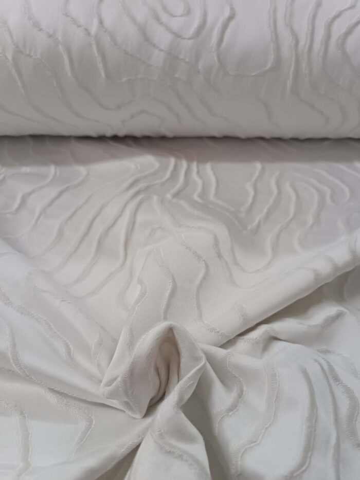 "Kırışmaya dayanıklı yapısı ve lüks desen dokusuyla yatak odaları için ideal, ütü gerektirmeyen premium krem fon perde detayı."