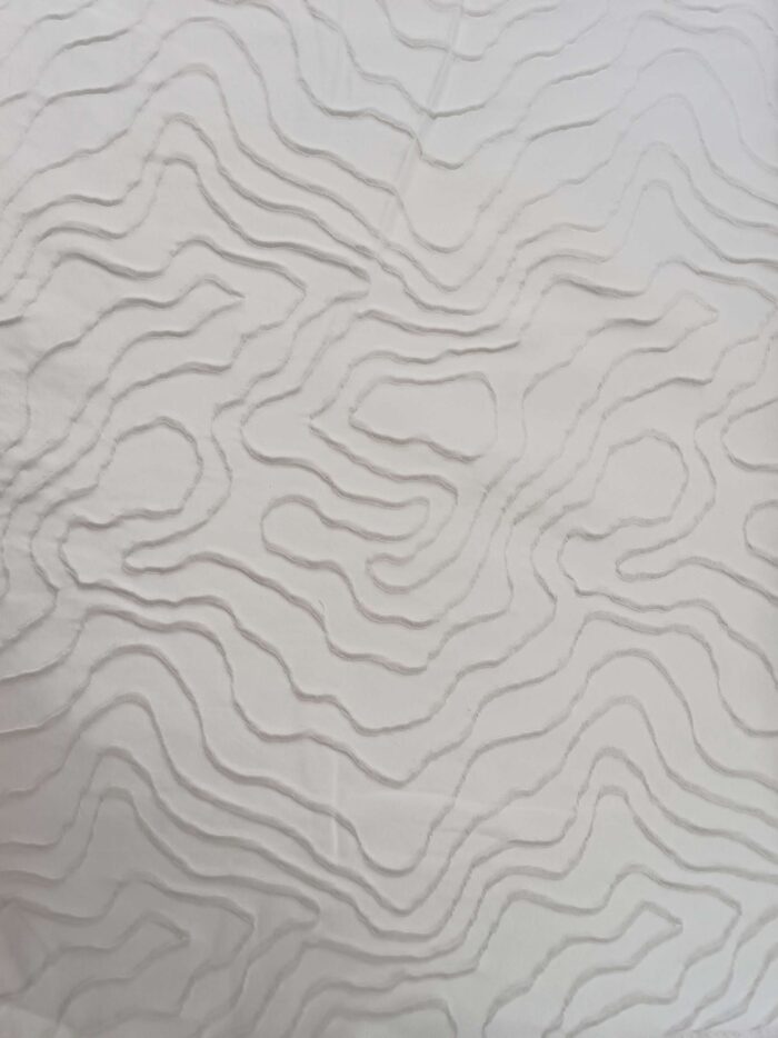 "Geniş balkon pencerelerinde tavandan yere kadar uzanan, odayı daha yüksek ve zengin gösteren sık pileli traverten desenli fon perde tasarımı."