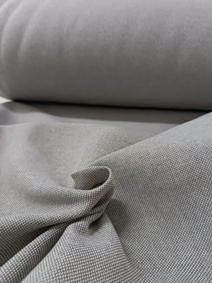 "Ekru keten tüllerle kombinlenmiş, ağır dökümü sayesinde pencerelerde modern bir duruş sergileyen dökümlü gri fon perde uygulaması."