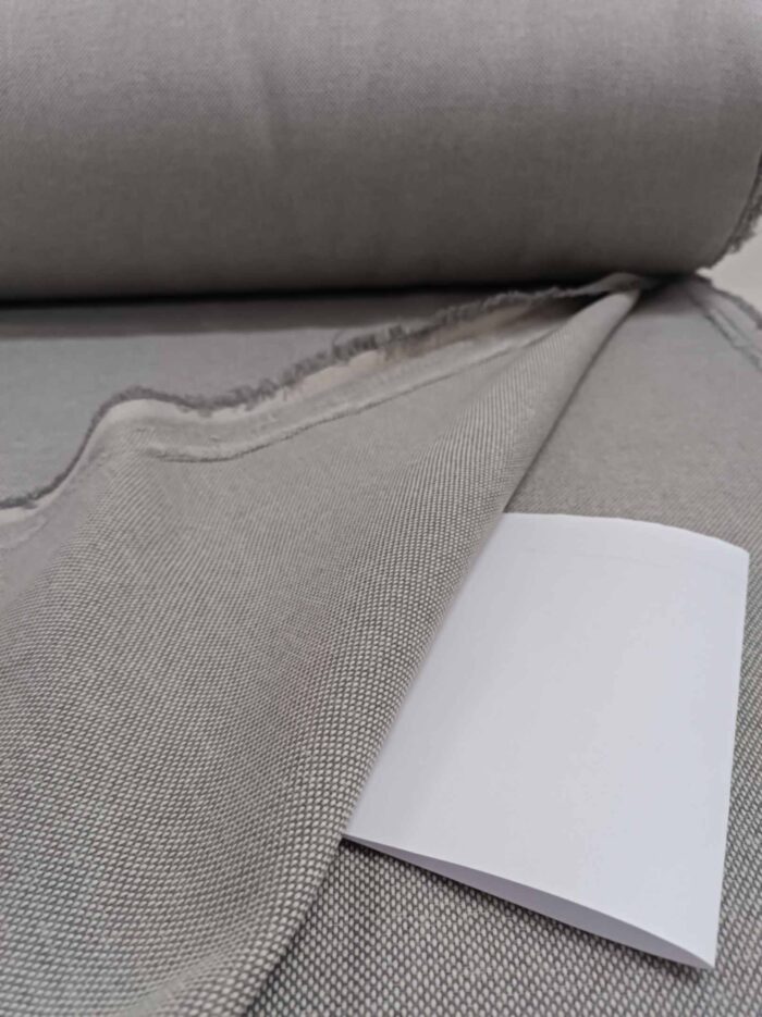 "Frigya bej keten fon perdenin ham lifli dokusu arasından süzülen güneş ışığının, yatak odasında yarattığı rüstik ve huzurlu atmosfer."