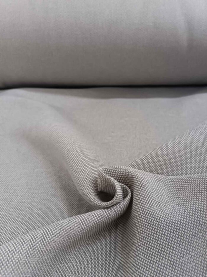 "Doğal keten dokuma teknolojisiyle üretilmiş bej tonundaki dökümlü fon perde kumaşını ve mat yüzeyini sergileyen yakın plan çekimi."