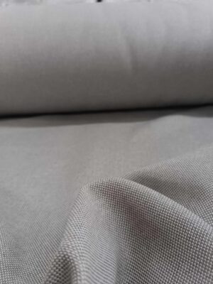 "Ahşap yatak başlığı ve beyaz nevresimlerle dekore edilmiş modern bir yatak odasında, pencerelere doğal bir derinlik katan Frigya bej keten perde."