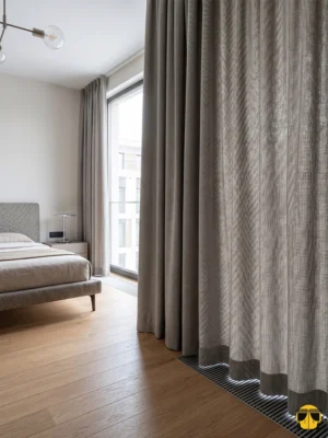 "Kırışmaya dayanıklı yapısı ve nefes alan kaliteli keten dokusuyla yatak odaları için ideal, ütü gerektirmeyen bej fon perde detayı."