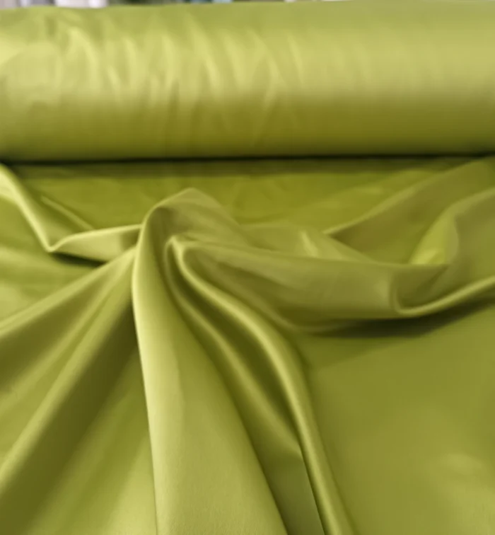 "Işığı bir ayna gibi yansıtan mat ve parlak dengeli viva serisi yeşil saten perdenin gece lambası altındaki büyüleyici parıltısı."