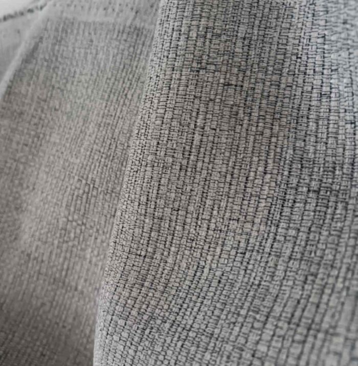 "Kırışmaya dayanıklı yapısı ve nefes alan bambu lifli dokusuyla yatak odaları için ideal, ütü gerektirmeyen premium sütlükahve fon perde detayı."