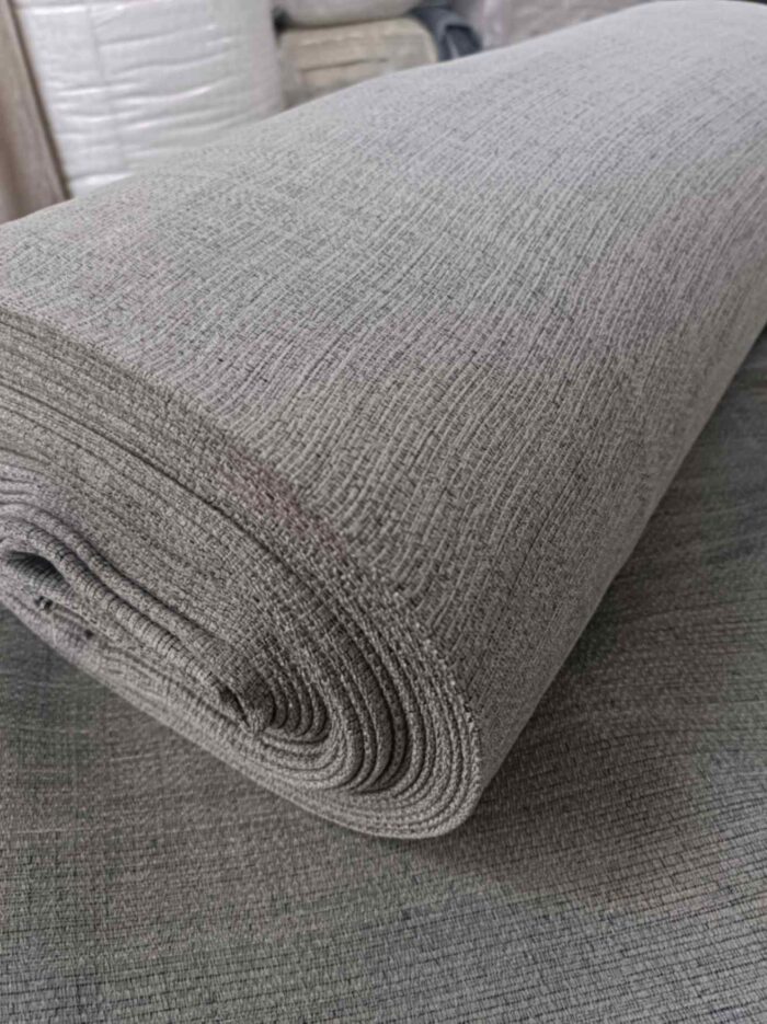 "Modern minimalist dekorasyon anlayışına uygun, gün ışığını doğal hasır gözeneklerinden süzerek odayı ferah gösteren kaliteli fon perde görseli."