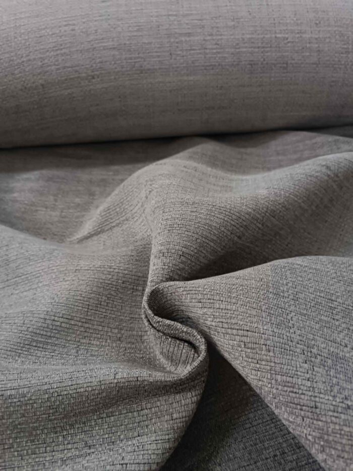 "Geniş balkon pencerelerinde tavandan yere kadar uzanan, odayı daha huzurlu gösteren sık pileli bambu hasır fon perde tasarımı."