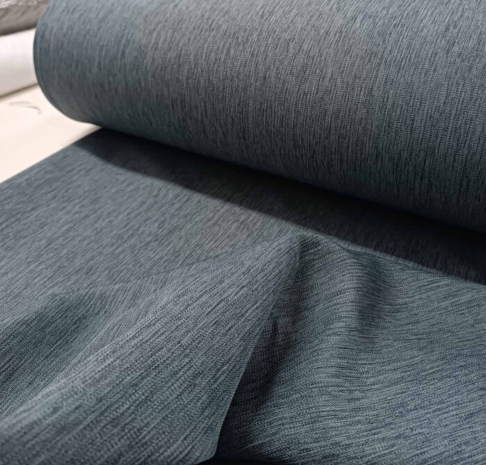 "Özel denim dokuma teknolojisiyle üretilmiş mavi tonundaki yüksek kaliteli fon perde kumaşını ve kırçıllı yüzeyini sergileyen yakın plan."