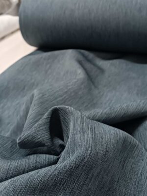 "Taba rengi detaylar ve ahşap mobilyalarla dekore edilmiş modern bir yatak odasında, pencerelere karakter katan denim mavi fon perde."