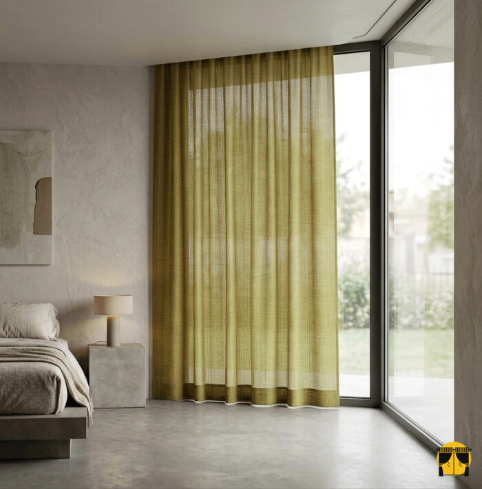 "Delito zeytin yeşili ince dokulu fon perdenin hafif yapısı ve doğal yeşil tonunun yatak odasında yarattığı huzurlu ve modern atmosfer."