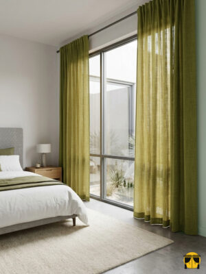 "Özel mikro dokuma teknolojisiyle üretilmiş zeytin yeşili tonundaki akışkan fon perde kumaşını ve mat yüzeyini sergileyen yakın plan çekimi."