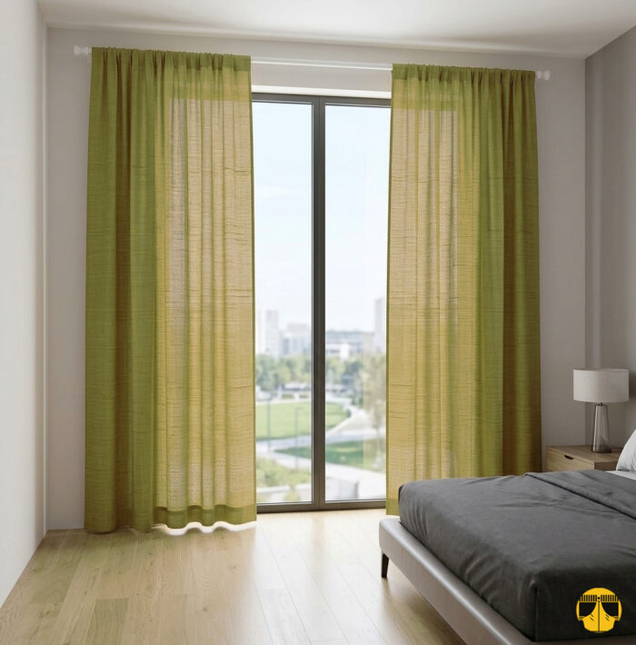 "Ahşap mobilyalar ve ekru keten tüllerle dekore edilmiş modern bir yatak odasında, pencerelere botanik bir derinlik katan zeytin yeşili fon perde."