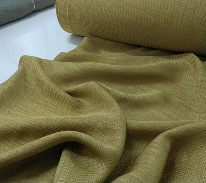 "Gri nevresim takımları ile kombinlenmiş, ince dokusu sayesinde pencerelerde zarif bir duruş sergileyen dökümlü zeytin yeşili fon perde uygulaması."