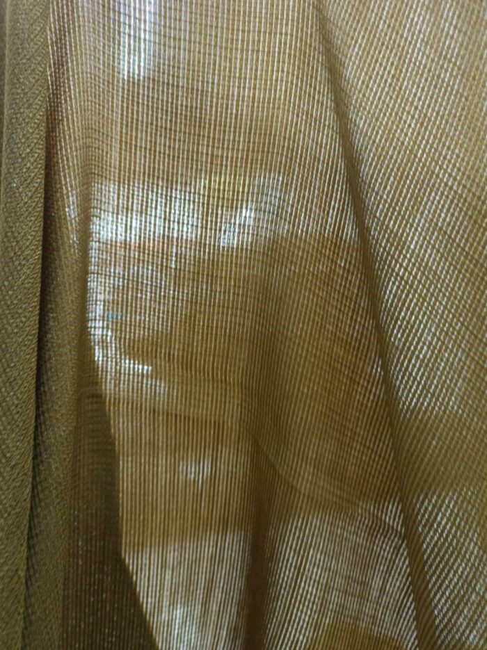 "Kırışmaya dayanıklı yapısı ve nefes alan ince dokusuyla yatak odaları için ideal, ütü gerektirmeyen premium zeytin yeşili fon perde detayı."