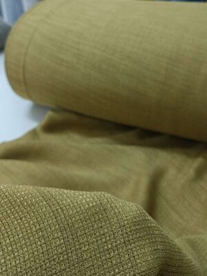 "Modern minimalist dekorasyon anlayışına uygun, gün ışığını yumuşakça süzerek odayı ferah gösteren kaliteli zeytin yeşili fon perde görseli."