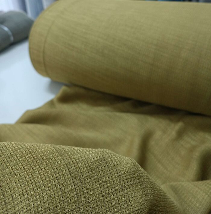 "Modern minimalist dekorasyon anlayışına uygun, gün ışığını yumuşakça süzerek odayı ferah gösteren kaliteli zeytin yeşili fon perde görseli."