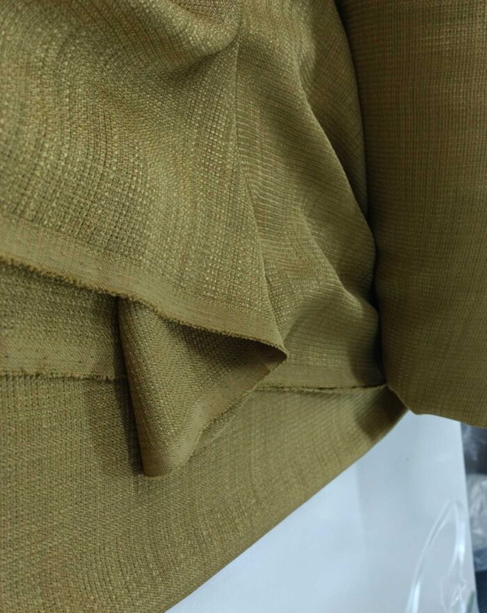 "Mat yüzeyi sayesinde ışığı yansıtmayan, dikey dökümüyle pencerelerde mimari bir şıklık sunan kaliteli zeytin yeşili perde görseli."