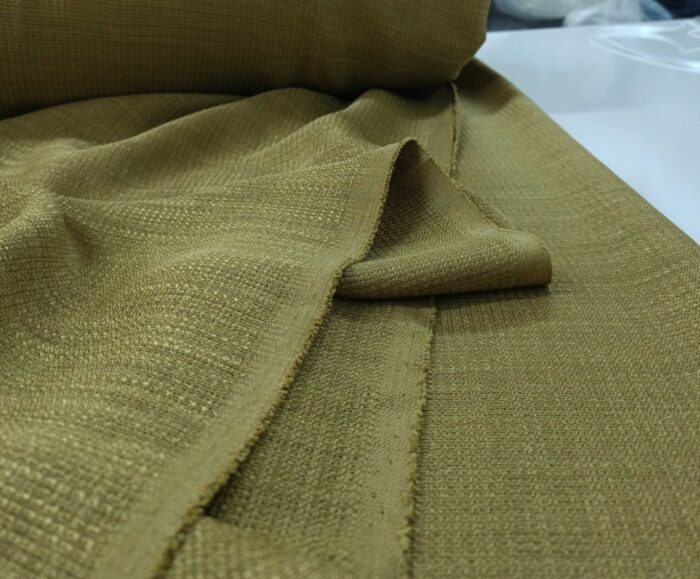 "Beyaz duvarlar önünde asil bir kontrast oluşturan, dökümlü yapısı ve zeytin tonuyla her tarza uyum sağlayan lüks Delito fon perde."