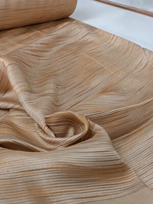 "Mat yüzeyi sayesinde ışığı yansıtmayan, dikey çizgileriyle pencerelerde lüks bir duruş sergileyen kaliteli Lizbon perde görseli."