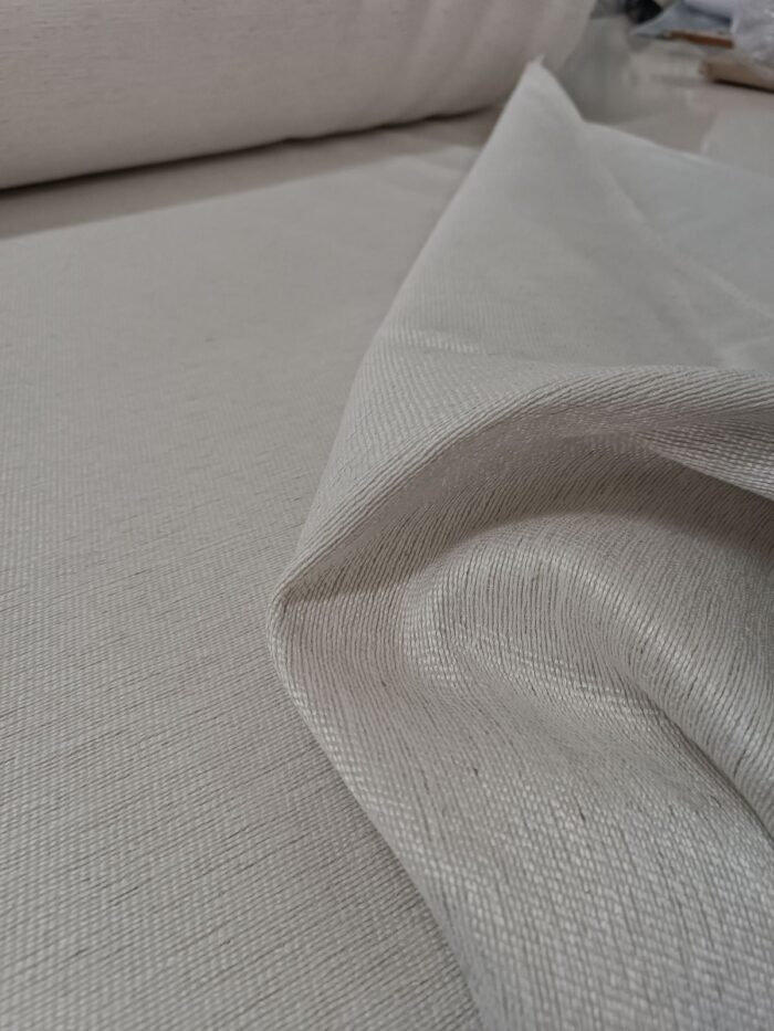 "Modern minimalist dekorasyon anlayışına uygun, gün ışığını yumuşakça filtreleyerek odayı geniş gösteren kaliteli krem perde görseli."