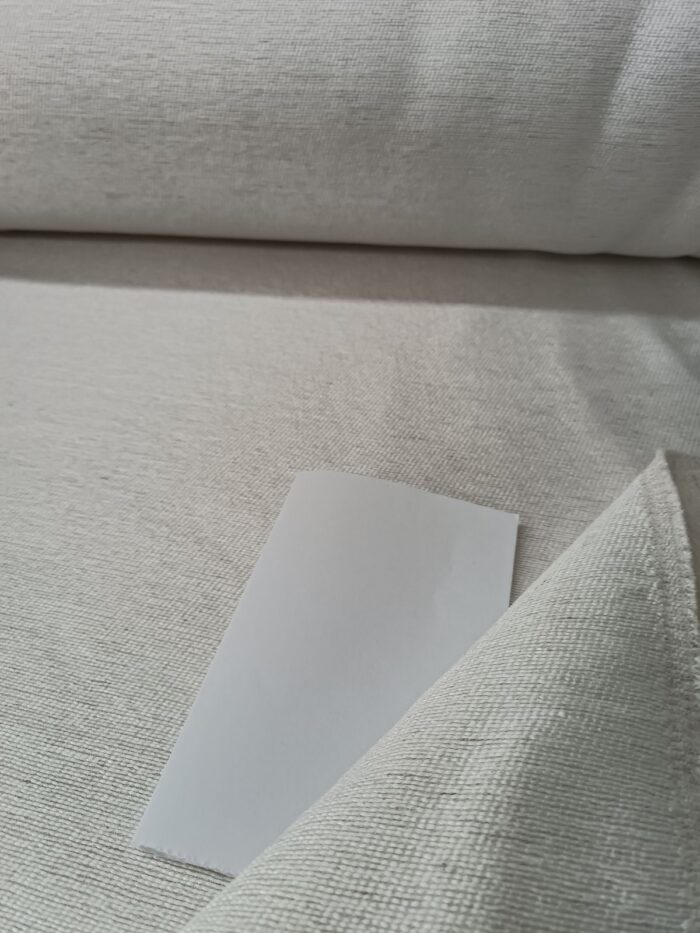 "Ağır dökümü sayesinde rüzgarda formunu bozmayan, ütü zahmetini ortadan kaldıran profesyonel dikim premium fon perde detayı."
