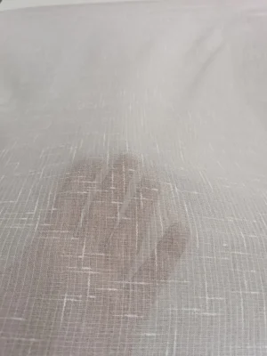 "Mat siyah metal rüstik borulara asılmış, modern panel duruşu sergileyen kaliteli kalın dokulu pudra keten fon tül perde modeli."