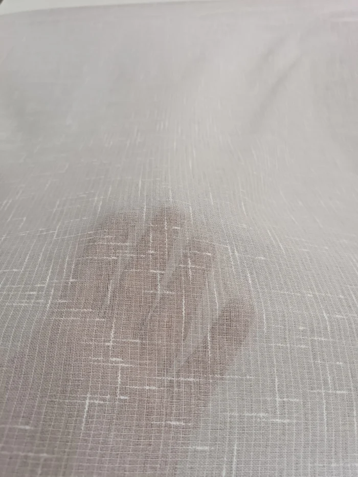 "Mat siyah metal rüstik borulara asılmış, modern panel duruşu sergileyen kaliteli kalın dokulu pudra keten fon tül perde modeli."