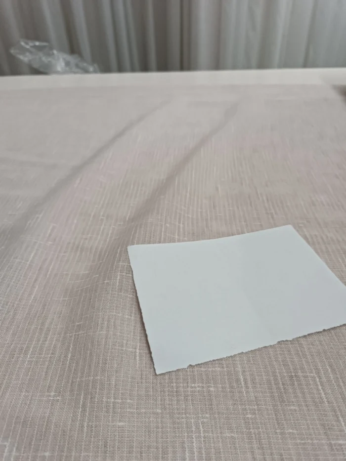 "Yatak odaları ve çocuk odaları için ideal, gözü yormayan pürüzsüz yapısıyla dinlendirici bir ışık süzmesi sunan soft pudra keten tül."