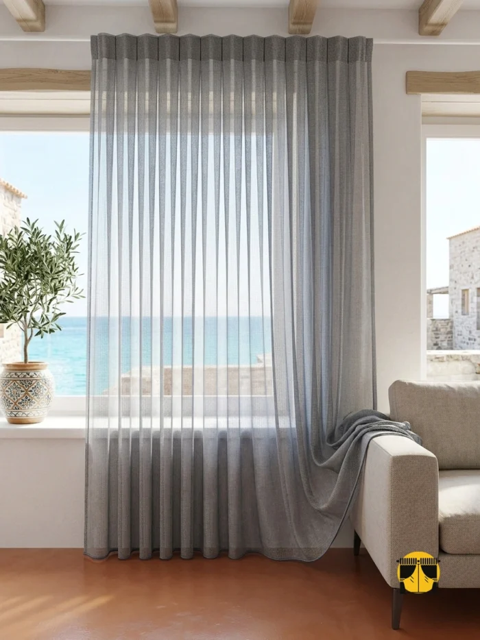 "Ronda gri çelik file tül perdenin mukavemetli pet-friendly dokusu ve mat gri tonunun modern bir salonda yarattığı rafine ve minimalist atmosfer."