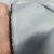 "Geniş yatak odası pencerelerinde tavandan yere kadar uzanan, dökümlü ve nizamlı duran sık pileli gri karartma fon tasarımı."