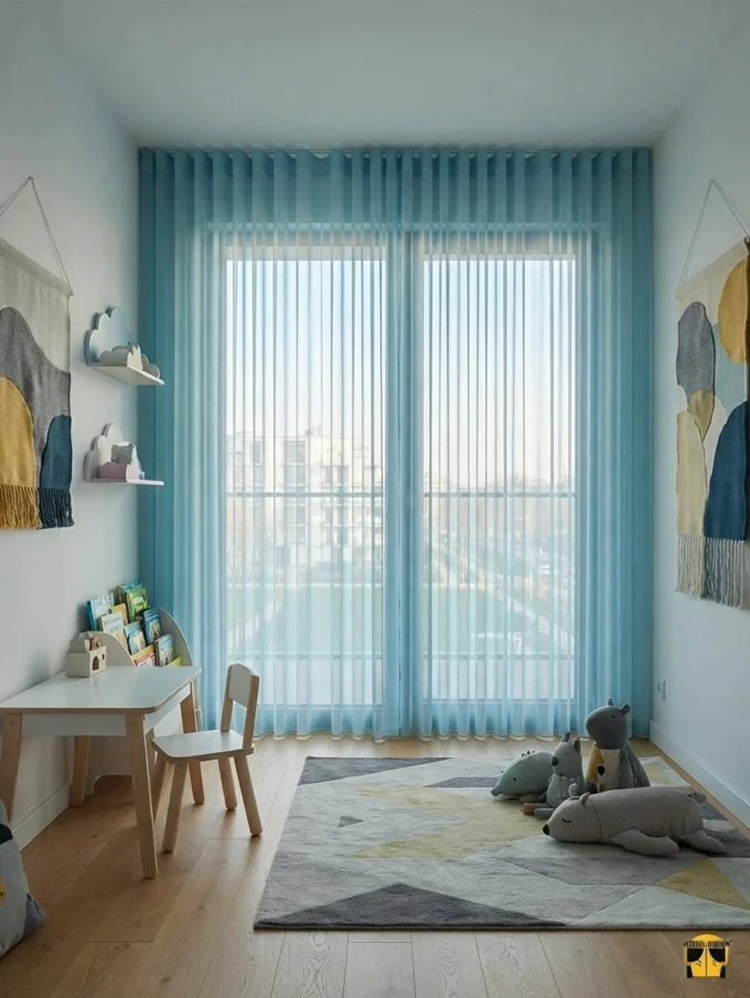 "Akdeniz mavisi modern düz dökümlü çocuk odası tül perdesinin pürüzsüz mat dokusu ve soft mavi tonunun çocuk odasında yarattığı ferah, sakin ve minimalist atmosfer."