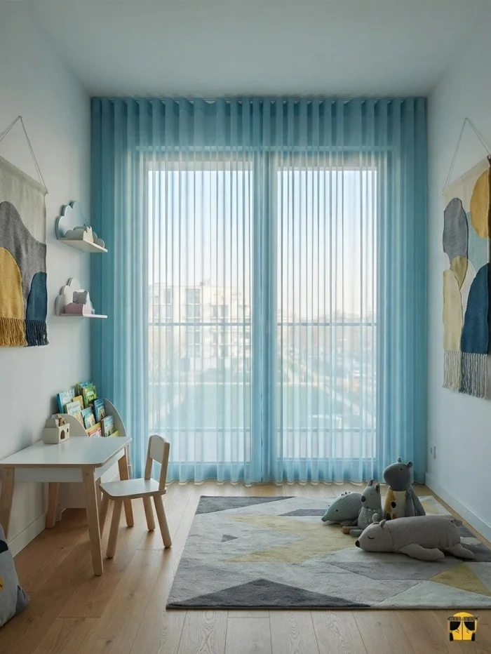 "Akdeniz mavisi modern düz dökümlü çocuk odası tül perdesinin pürüzsüz mat dokusu ve soft mavi tonunun çocuk odasında yarattığı ferah, sakin ve minimalist atmosfer."