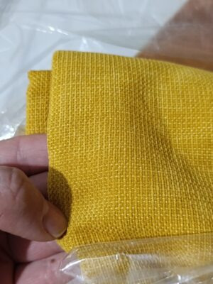"Geniş salon pencerelerinde tavandan yere kadar uzanan, dökümlü ve nizamlı duran 2 adet hazır hardal sarı rüstik hasır fon tasarımı."