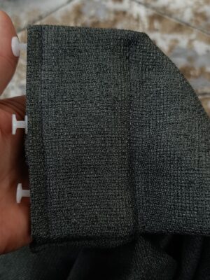 "Kırışmaya karşı dirençli yapısı ve ütü gerektirmeyen tok dokusuyla evler için pratik, premium gri hazır tek kanat sık pile fon perde detayı."